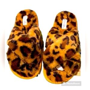 Bonnibel size 10 super soft and fluffy cheetah print crossover slippers in box
